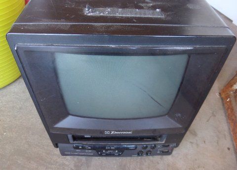 EMERSON 13 COLOR VHS PLAYER AND TELEVISION   GREAT FOR YOUR TRAILER OR RV