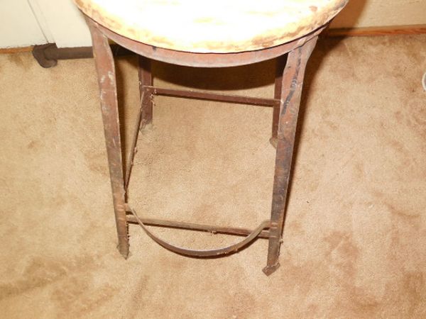 PRIMITIVE METAL STOOL WITH WOODEN SEAT.