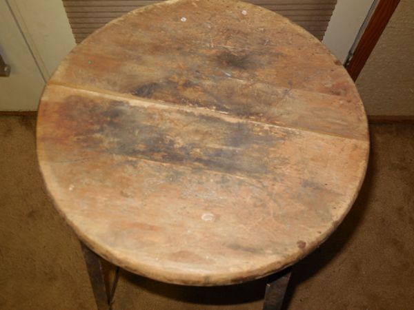 PRIMITIVE METAL STOOL WITH WOODEN SEAT.