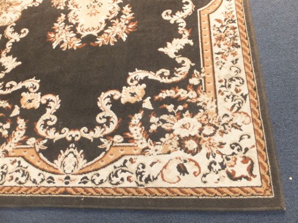 MEDIUM SIZED AREA RUG IN BLACK AND TANS