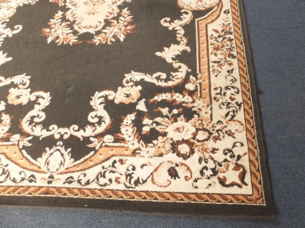 MEDIUM SIZED AREA RUG IN BLACK AND TANS