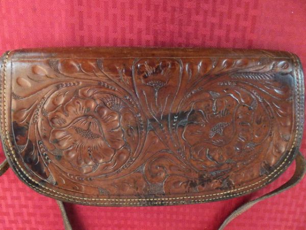 VINTAGE TOOLED LEATHER PURSE