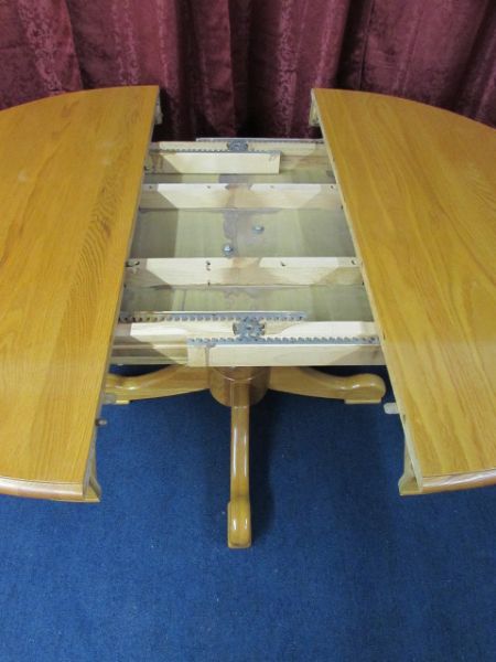 BEAUTIFUL, QUALITY SOLID OAK TABLE