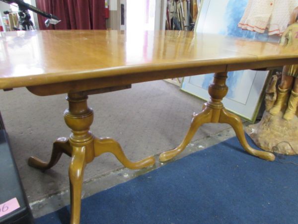 BEAUTIFUL DOUBLE PEDESTAL  VINTAGE/ANTIQUE SOLID MAPLE TABLE WITH LEAF  