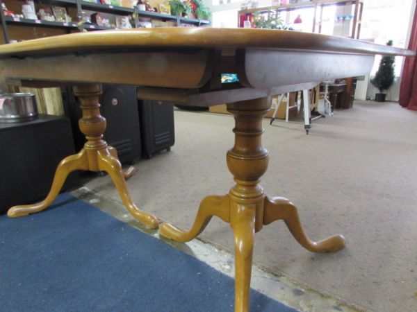 BEAUTIFUL DOUBLE PEDESTAL  VINTAGE/ANTIQUE SOLID MAPLE TABLE WITH LEAF  