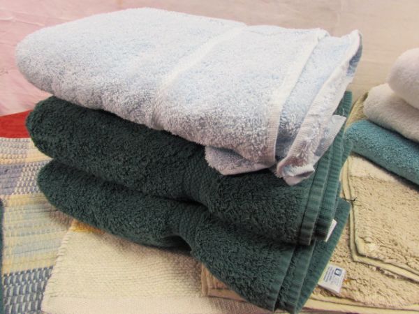 PLUSH BATH & HAND TOWELS, WASH CLOTHS & 4 VERY NICE RUGS - 2 FROM RALPH LAUREN