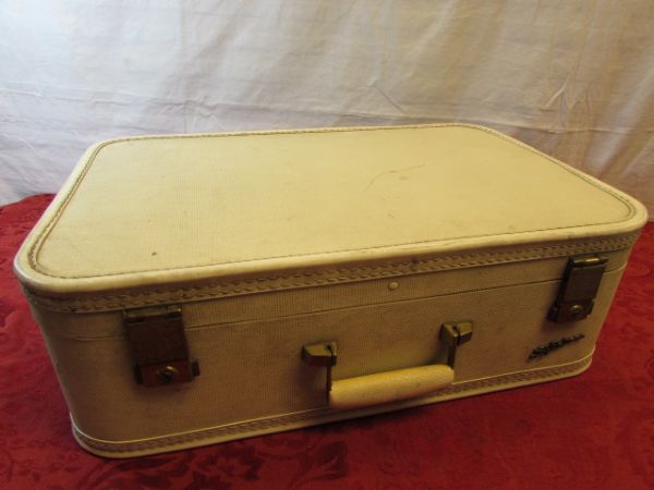 VINTAGE LADY BALTIMORE SUITCASE FULL OF QUILTING MAGAZINES 