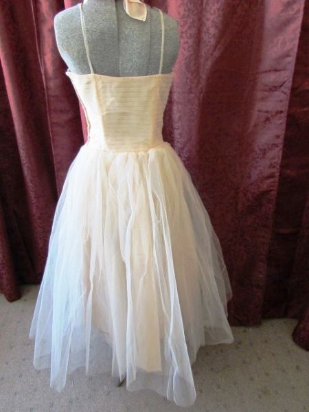 PERFECT FOR PROM, A  WEDDING OR ? ? ? AN ELEGANT VINTAGE GOWN & MATCHING NECKLACE