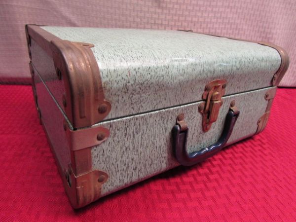 VINTAGE CHILD'S SUITCASE FULL OF BABY DOLL CLOTHES