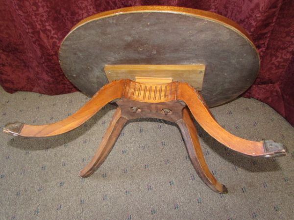 ELEGANT ANTIQUE END TABLE WITH CARVED LEGS & CAPPED LION PAW FEET 