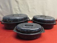  A TRIO OF ENAMELWARE ROASTING PANS WITH LIDS 