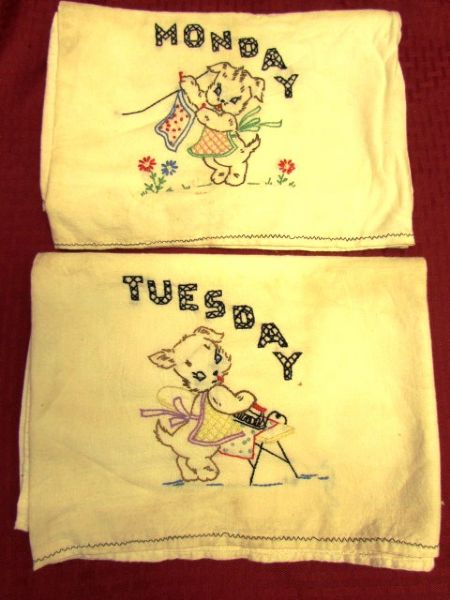 VINTAGE DURA-EDGE SUITCASE, 2 SILK TABLE CLOTHS, NAPKINS & EMBROIDERED TABLE LINENS- BIRDS & MORE