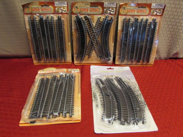 COLLECTIBLE BATTERY OPERATED TRAIN SET - 6 CARS & 5 PACKAGES OF TRACK 