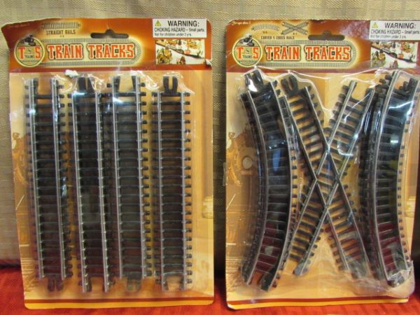 COLLECTIBLE BATTERY OPERATED TRAIN SET - 6 CARS & 5 PACKAGES OF TRACK 