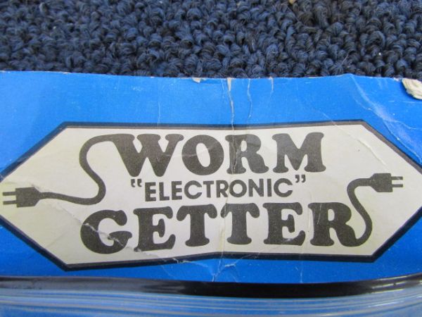 AN ELECTRONIC WORM GETTER & 2 BAIT CONTAINERS
