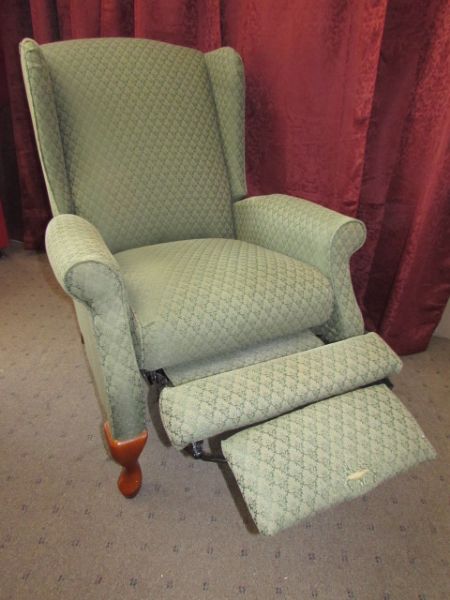 ELEGANT LAZY BOY WING BACK RECLINER IN VERY GOOD CONDITION 