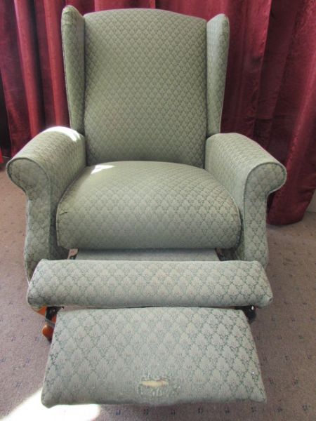 ELEGANT LAZY BOY WING BACK RECLINER IN VERY GOOD CONDITION 