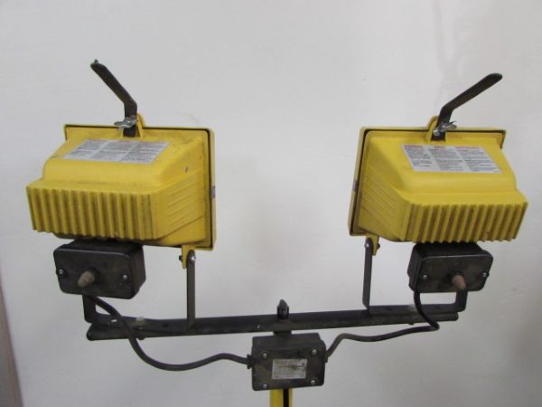 SHED SOME LIGHT - ADJUSTABLE DOUBLE WORK LIGHT WITH TELESCOPIC TRIPOD STAND & 2 JOB SIGHT LIGHTS