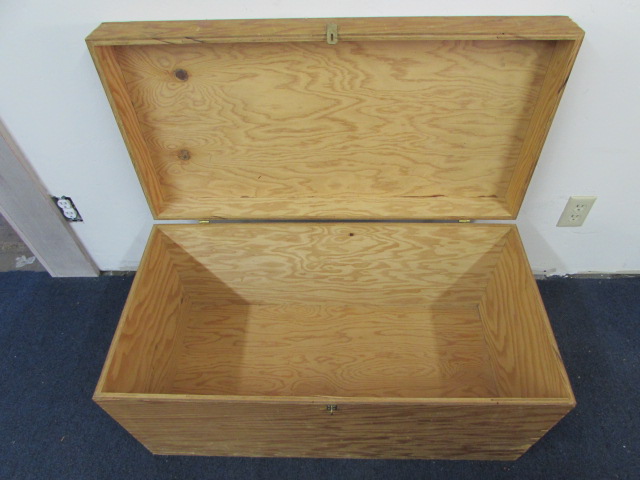Lot Detail - STURDY WOODEN STORAGE BOX WITH HINGED LID