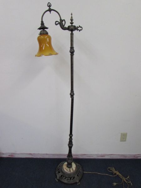 ELEGANT VINTAGE FLOOR LAMP WITH GORGEOUS AMBER GLASS SHADE