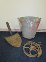 VINTAGE CAST IRON NO. 8 WELL PULLEY, RUSTIC WELL BUCKET & SHOVEL HEAD