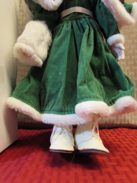 PRETTY CHRISTMAS AROUND THE WORLD COLLECTIBLE PORCELAIN DOLL 
