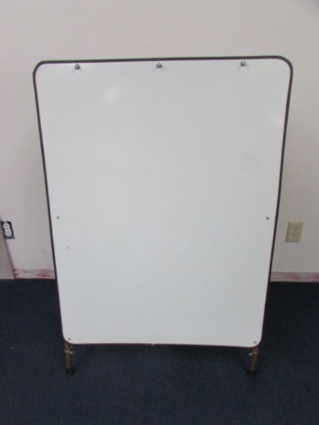 LARGE EASEL WITH DRAWING PAPER PAD
