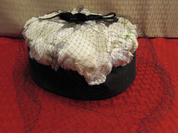 TWO ELEGANT VINTAGE PILL BOX HATS, A CLOCHE HAT WITH RIBBON, BERET & MORE