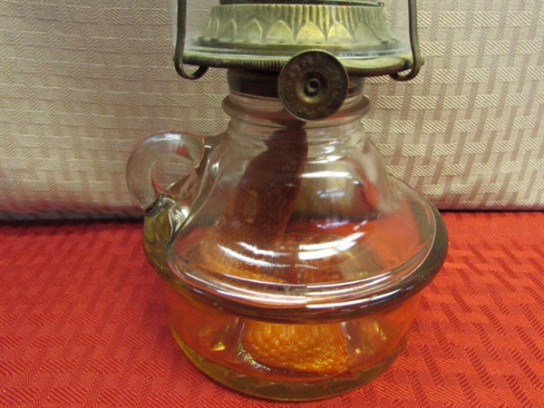 LOVELY ANTIQUE GLASS P&A CO. OIL LAMP WITH FINGER HOOK 