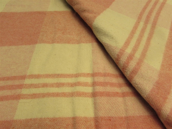 LARGE & PRETTY WOOL BLANKET IN VERY GOOD CONDITION