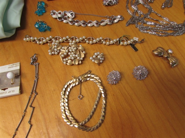 ECLECTIC COLLECTION OF VINTAGE JEWEL, NYLON ROBE & MORE