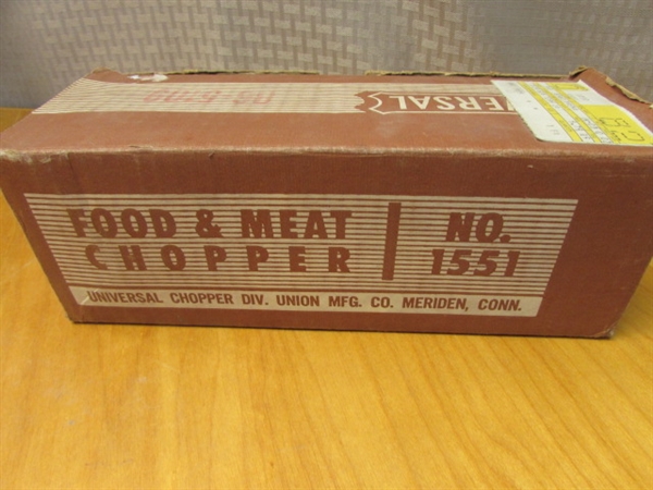 VINTAGE UNIVERSAL FOOD & MEAT CHOPPER WITH ORIGINAL BOX
