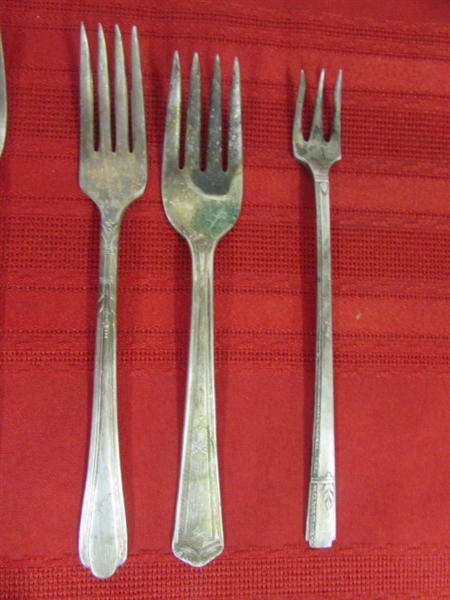 EIGHT PIECES VINTAGE SILVER PLATE FLATWARE