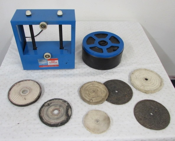 ROCK & GEM TUMBLER  WITH BUFFING WHEELS & PADS