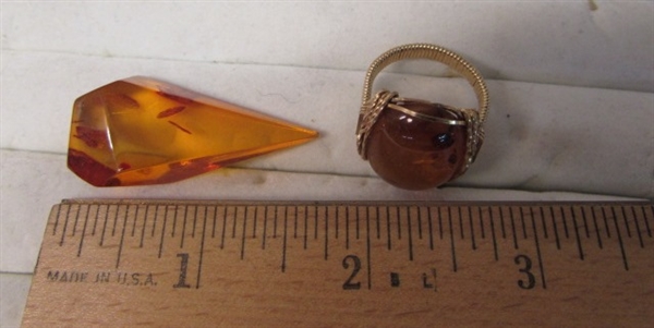 BEAUTIFUL GOLD RING WITH NATURAL AMBER & POLISHED AMBER FREEFORM CABACHON