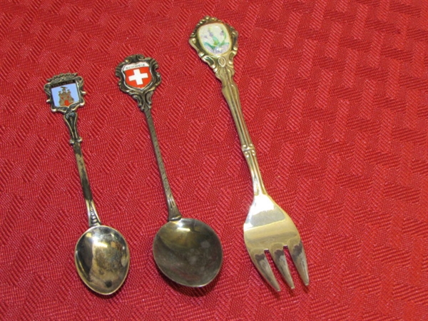 SPOONS FROM AROUND THE WORLD-PRETTY COLLECTIBLE SPOON RACK WITH 15 SPOONS