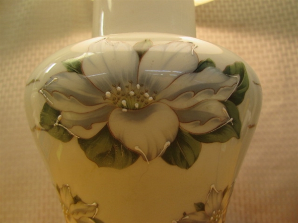ELEGANT PORCELAIN TABLE LAMP WITH 24K ACCENTS & HAND PAINTED WHITE FLOWERS