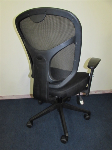 COMFORTABLE ROLLING OFFICE CHAIR 