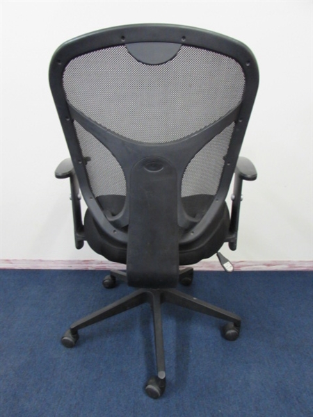 COMFORTABLE ROLLING OFFICE CHAIR 