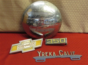 VINTAGE 1940S CHEVY HUBCAP, CHEVY BOWTIE & 350 GRILL EMBLEMS & YREKA, CA METAL SIGN 