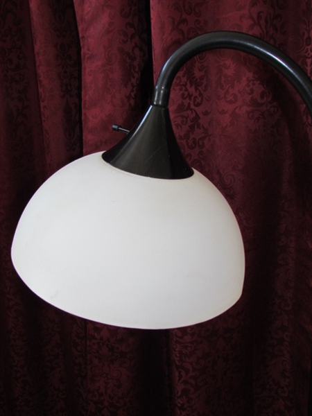 MODERN FLOOR LAMP WITH ADJUSTABLE NECK