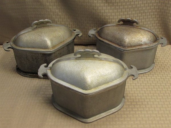 THREE COLLECTIBLE VINTAGE GUARDIAN SERVICE 2 QUART TRIANGLE ROASTING PANS WITH LIDS