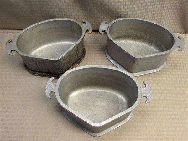 THREE COLLECTIBLE VINTAGE GUARDIAN SERVICE 2 QUART TRIANGLE ROASTING PANS WITH LIDS