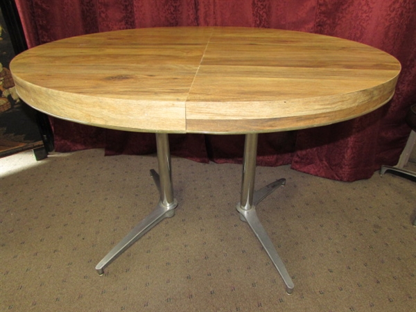 COOL 1950'S RETRO KITCHEN TABLE WITH FOUR COMFORTABLE SWIVEL CHAIRS