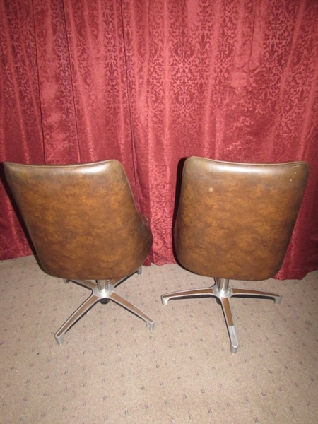 COOL 1950'S RETRO KITCHEN TABLE WITH FOUR COMFORTABLE SWIVEL CHAIRS