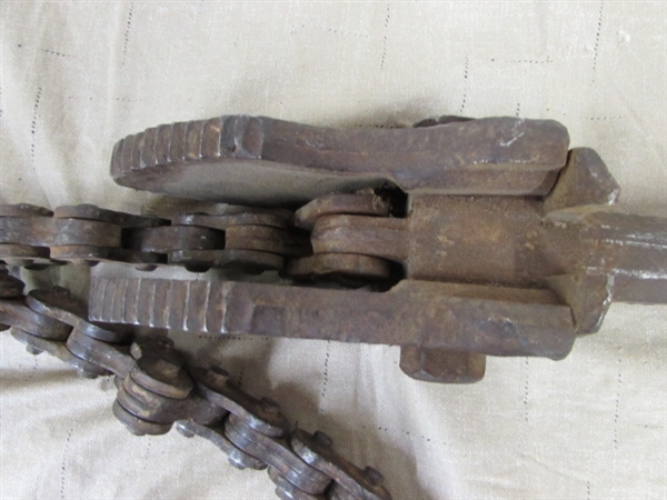 HEAVY DUTY 8 VINTAGE PIPE WRENCH