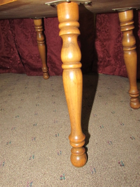 EARLY AMERICAN END TABLE BEAUTIFUL WOOD GRAIN WITH A TOP RAIL