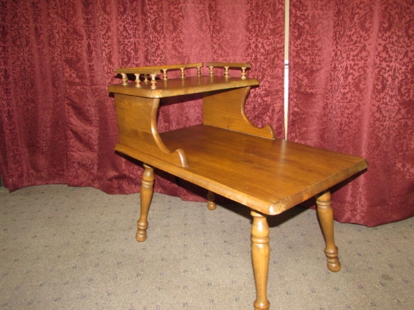 EARLY AMERICAN END TABLE BEAUTIFUL WOOD GRAIN WITH A TOP RAIL