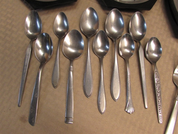 OVER 50 PIECES OF FLATWARE, VARIOUS STYLES, LOTS OF STAINLESS STEEL & STEAK SIZZLER PLATES WITH BAKELITE BASES