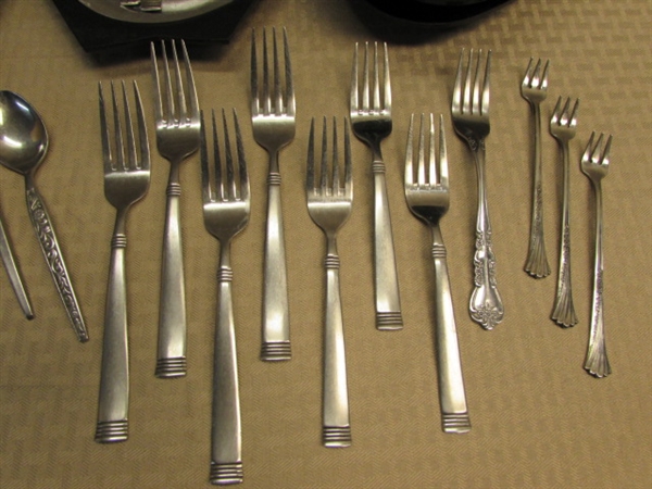 OVER 50 PIECES OF FLATWARE, VARIOUS STYLES, LOTS OF STAINLESS STEEL & STEAK SIZZLER PLATES WITH BAKELITE BASES
